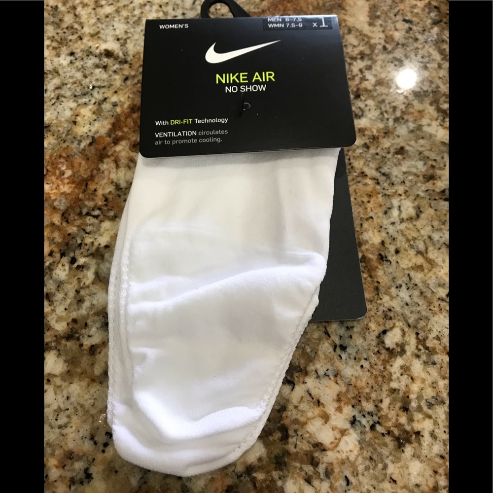 Nike air no show socks fits women size 7.5-9 white